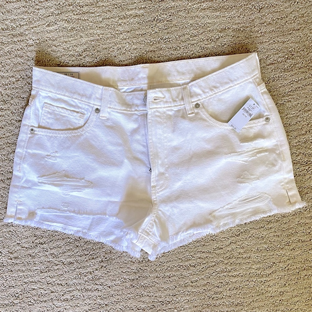 NWT Gap Women’s White Denim Shorts. Size 30/10.